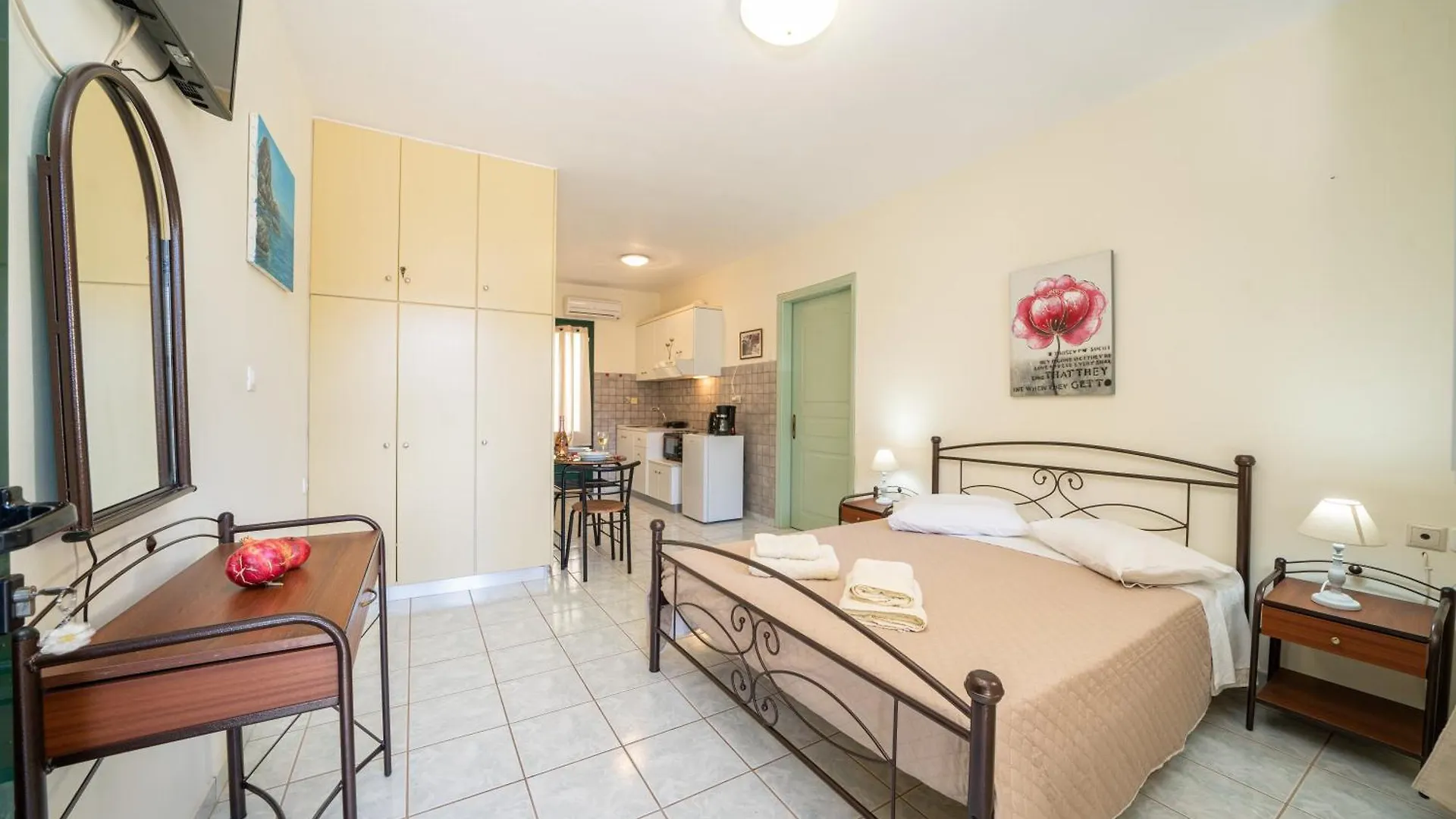 Penny'S Studios Agia Efimia Apartment